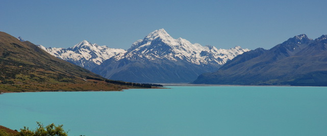Vom Gletscher fein gemahlene Felspartikel erzeugen das irre Blau.