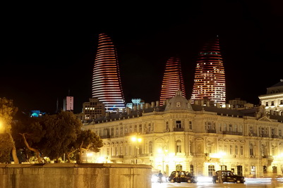 Farbenspiel: In der Nacht 'tanzen' Lichter über die Flame Towers.