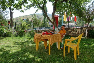 Im Garten des Homestays in Tavildara.